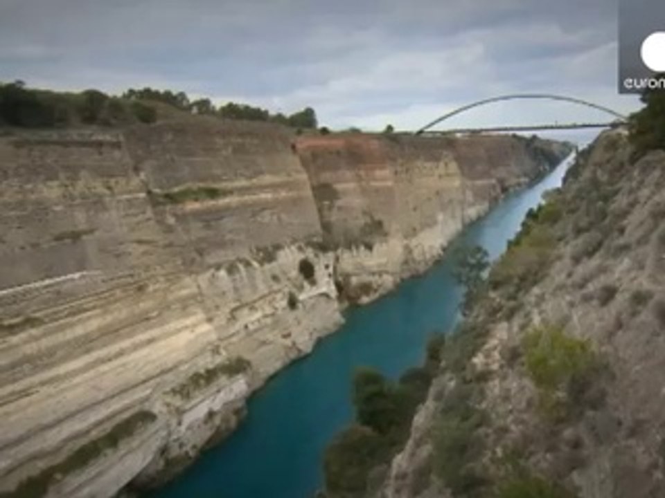 Ούγγρος πιλότος πετάει στον ισθμό της Κορίνθου   euronews,