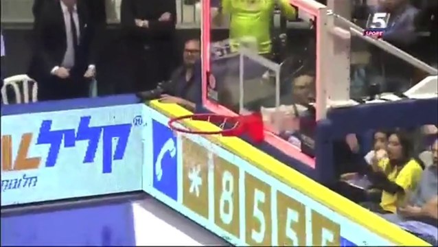 Basket-ball: Il marque au buzzer depuis sa propre raquette