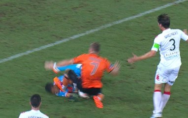 Il tacle violemment ce gardien en plein visage !