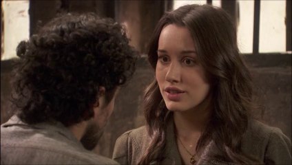 Aurora muestra a Conrado los papeles que le sacarán de prisión