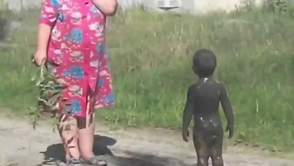 Те съществуват.. Един от извънземните се приближи до жената..