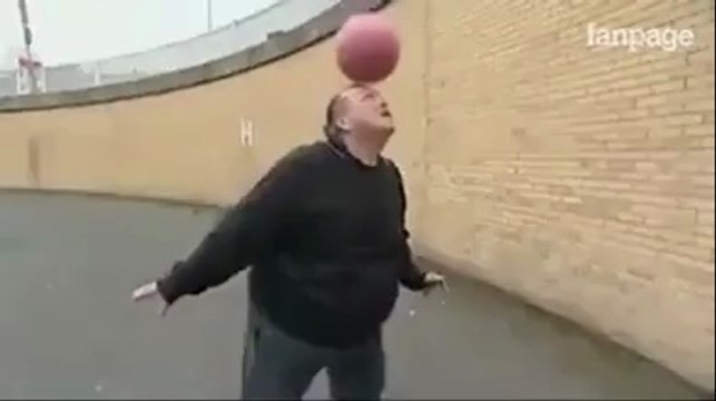 Nonostante il fisico non proprio da atleta, guardate cosa combina!