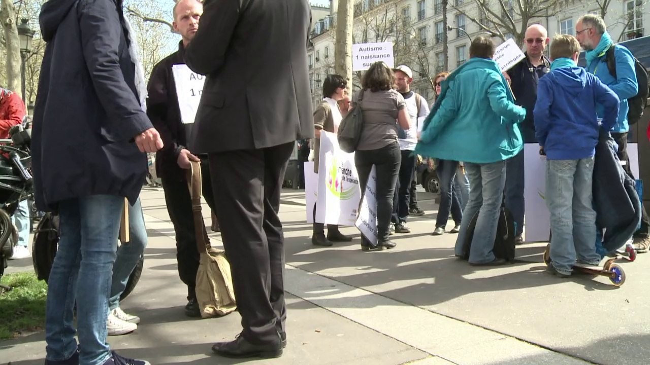 Autisme: une manifestation pour la scolarisation des enfants