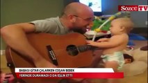 Babası gitar çalarken coşan bebek