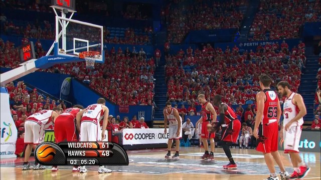 NBL - James Ennis, mate a dos manos