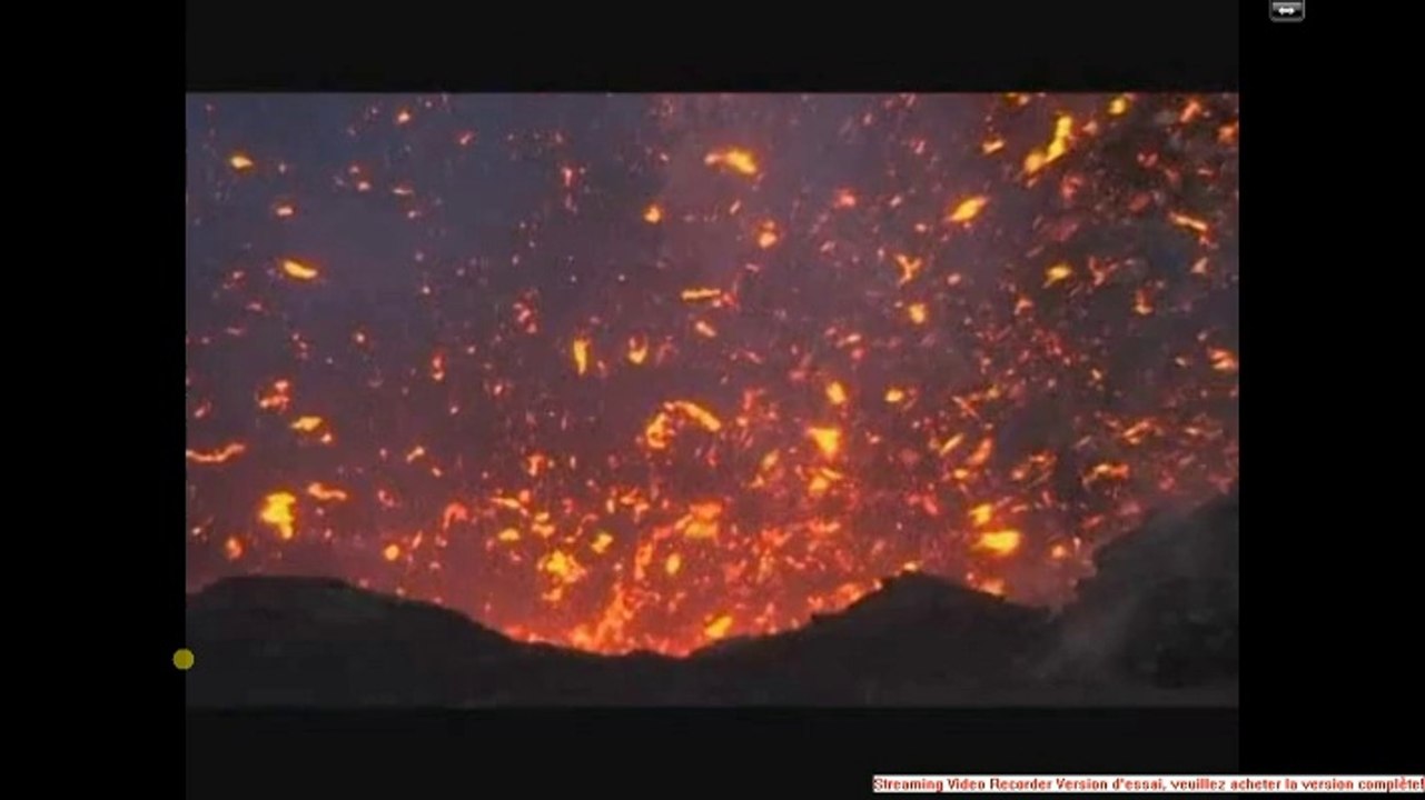 Joseph sur le volcan Yasur au Vanuatu