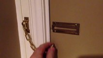 Hotel Door Chain FAIL .. you can sleep well, nobody can come in. Ahahah...