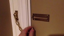 La chaine de porte pas très sécurisante dans cet Hotel... FAIL!