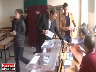 AK PARTİ İL BAŞKANI MEHMET DEMİR OY KULLANDI.