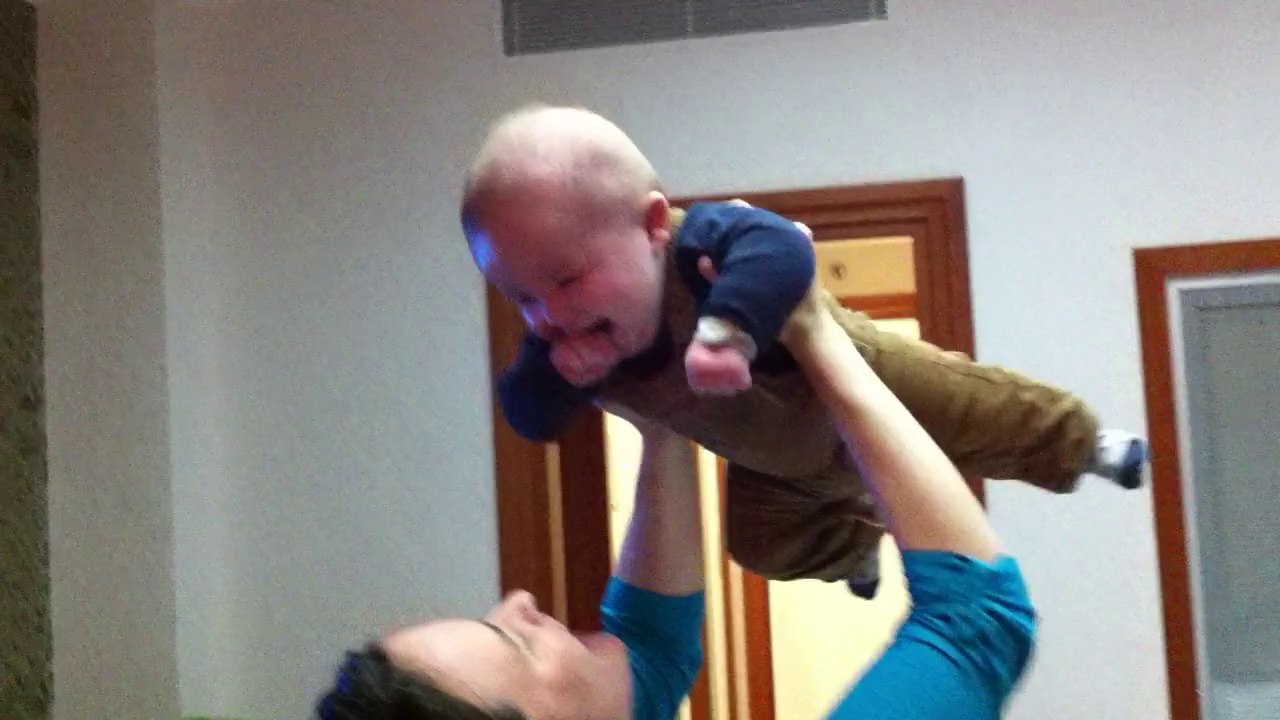 Ewan s'assoit et se met debout