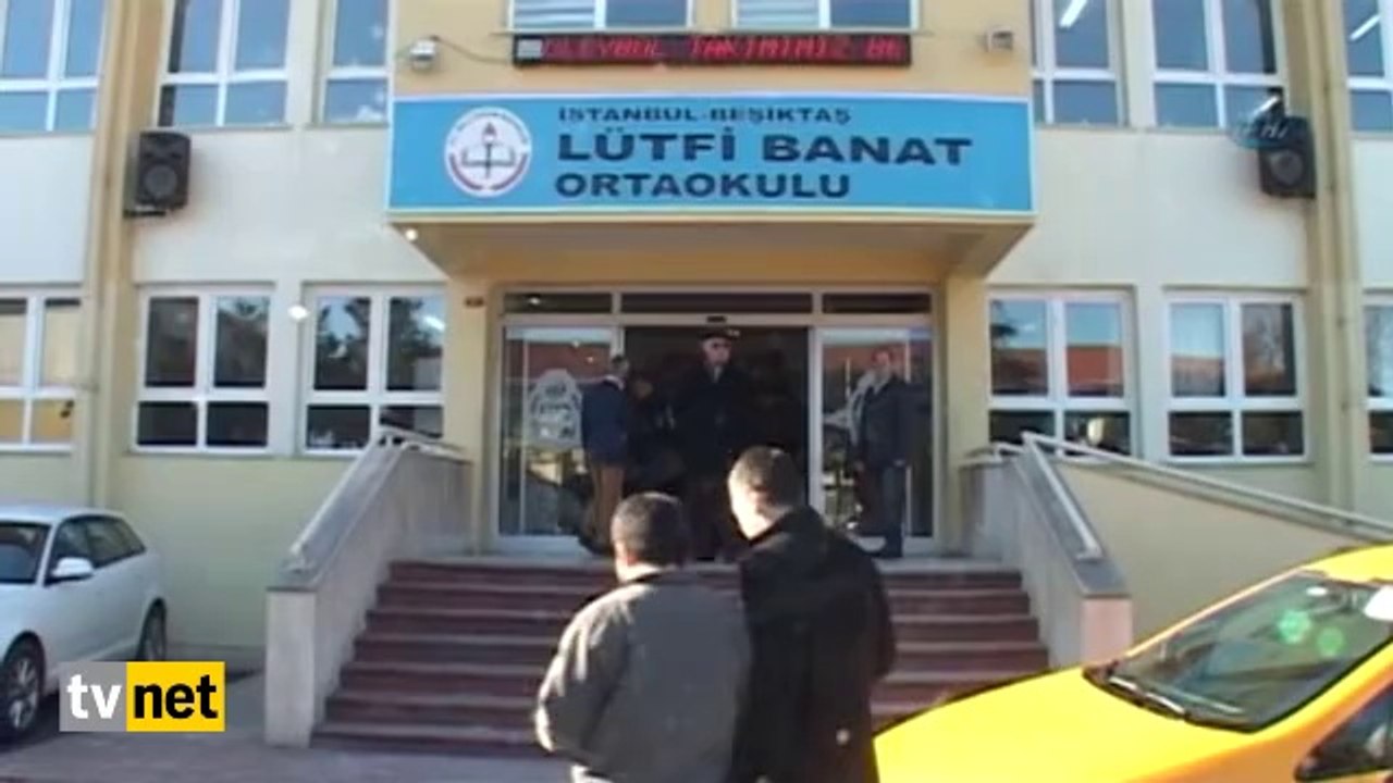 Yeni Muhtara Güvenen Cem Yılmaz'ın Oy Kullanması