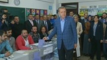 Turkish leaders cast their vote in local elections
