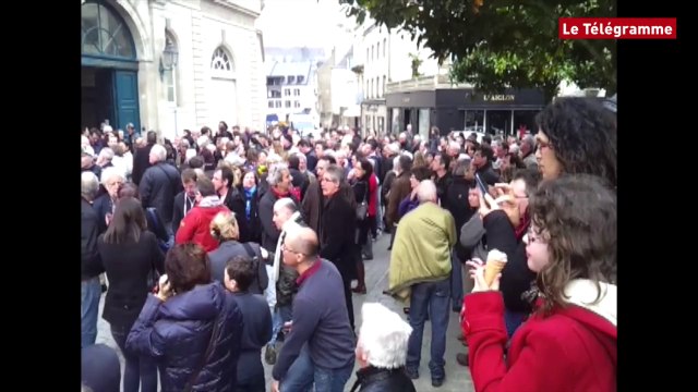 Quimper. Municipales : ambiance devant l'hôtel de ville