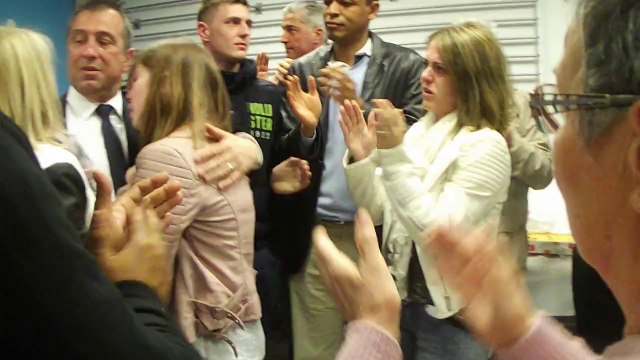 Avignon - L'émotion de Bernard Chaussegros (UMP) et de sa famille après l'annonce des résultats marquant la fin de la campagne 2014.