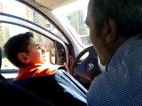 Araba Sürmeyi Beceremeyen Çocuğun Dramı