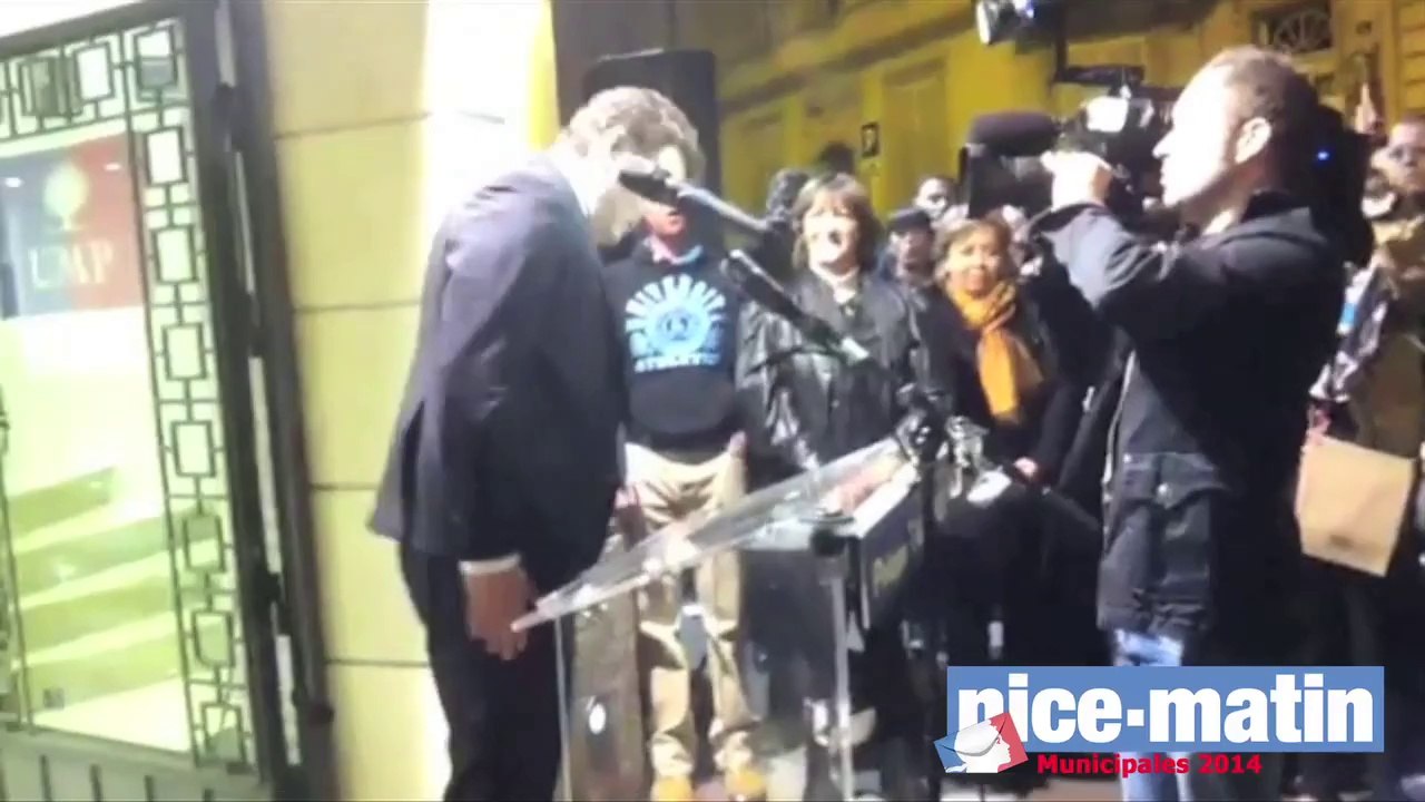 Philippe Tabarot et ses militants chantent la Marseillaise devant sa permanence à Cannes