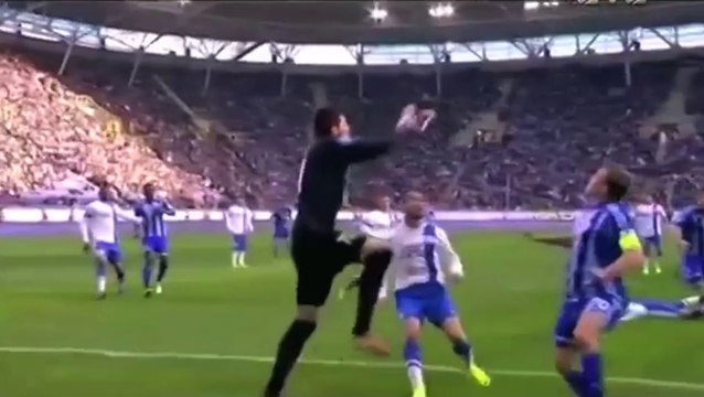 Foot: il sauve la vie du capitaine en plein match