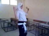 طالبة ثانوى في وصلة رقص داخل الفصل