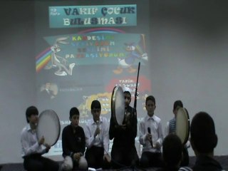 çocuk buluşmasında ilahi dinletisi