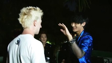 EXO-M Tao _kicking_ a water bottle off the MC_s head