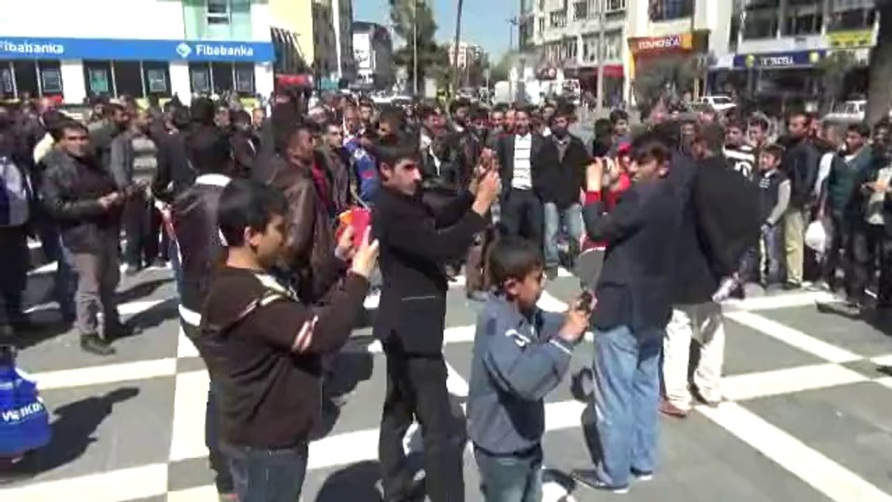 sanlıurfa ak parti belediye önünde kutlama