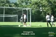 ronaldinho si diverte agli allenamenti, fa gol stando dietro la porta