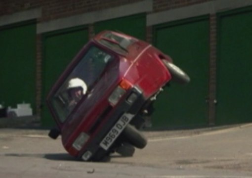 L'accident d'une voiture à trois roues - ZAPPING AUTO DU 31/03/2014
