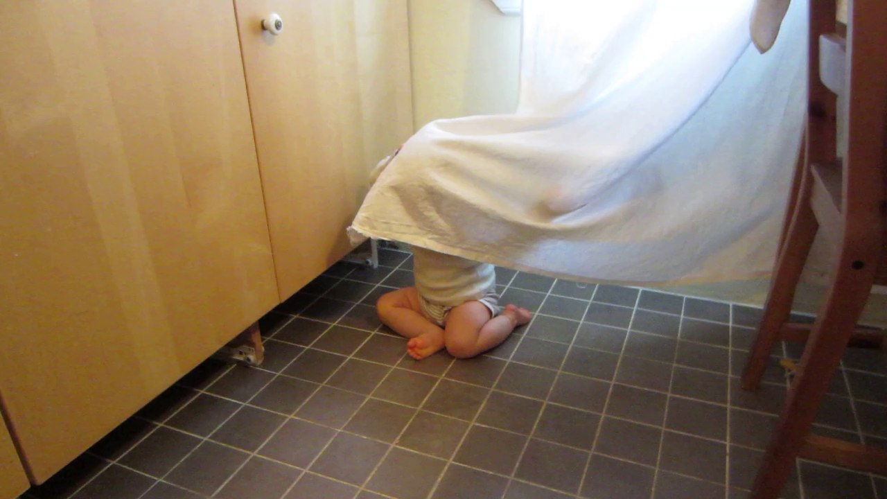 Lukas joue à cache-cache