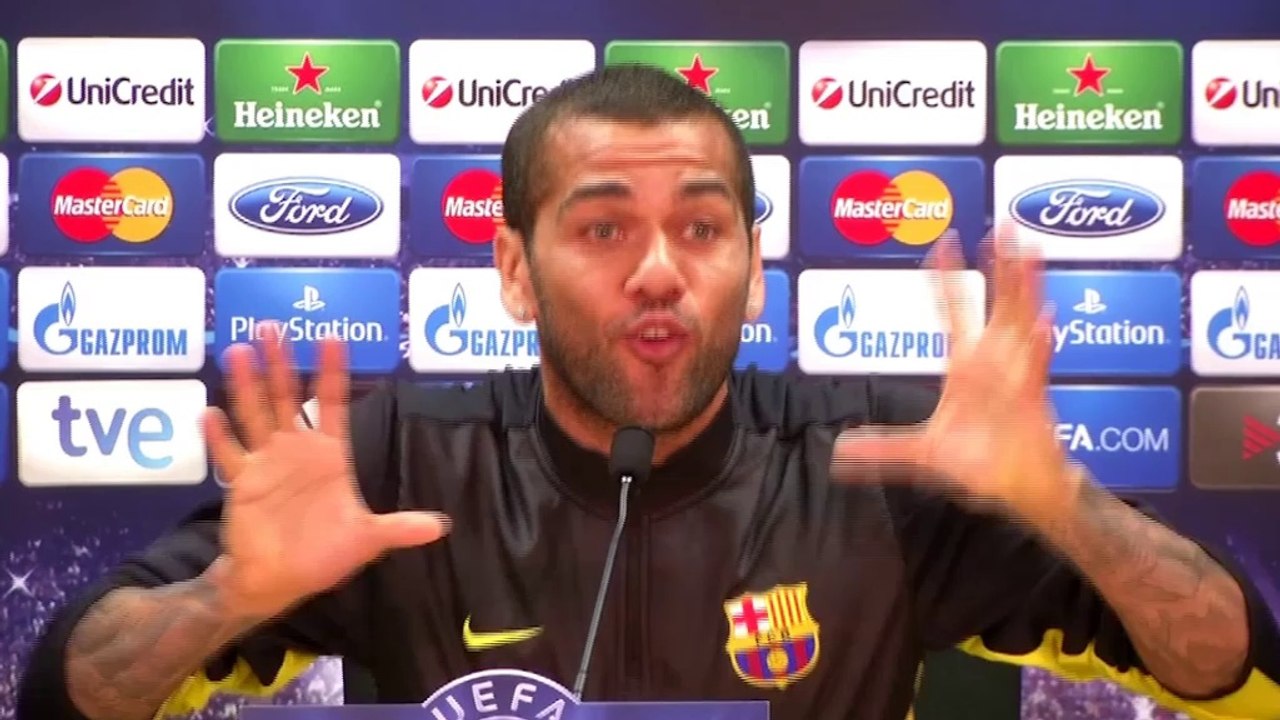 Dani Alves: "Cuando escuchas Los Manolos dan gana de tirar una botella"