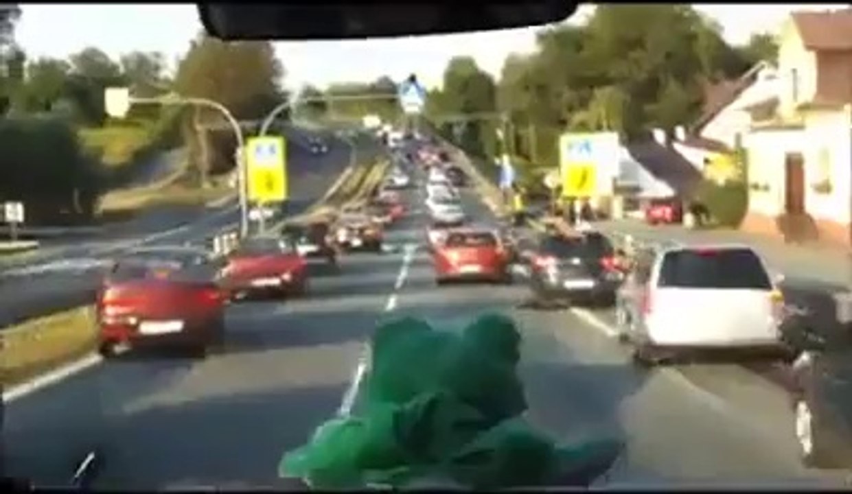 How Russian Make Way for Ambulance