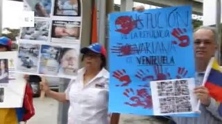 Venezuelanos protestam em frente a consulado do Brasil em Miami