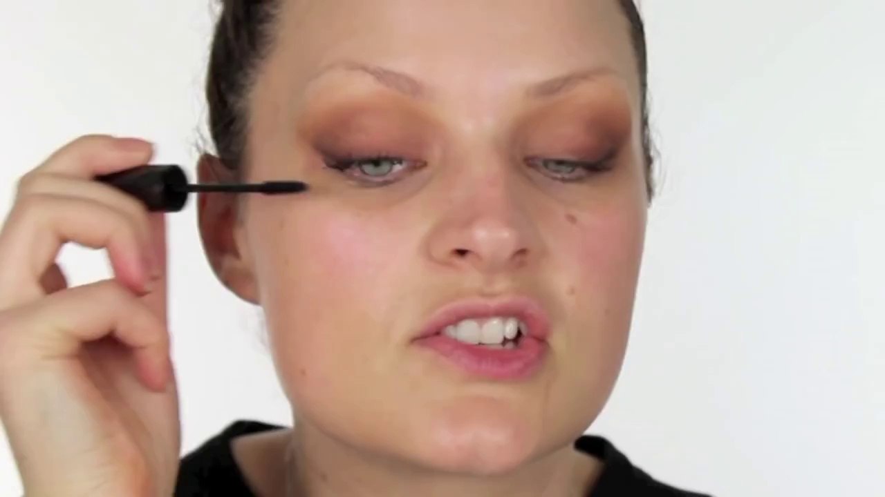 FIRST DATE MAKE-UP