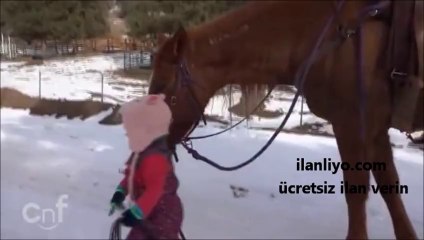 Atını Yürüyeşe Çıkaran Sevimli Minik Kız