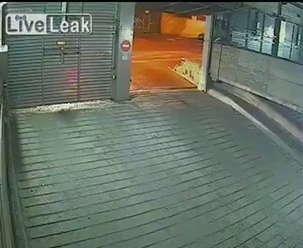 Une porte de garage qui fait des sales blagues!