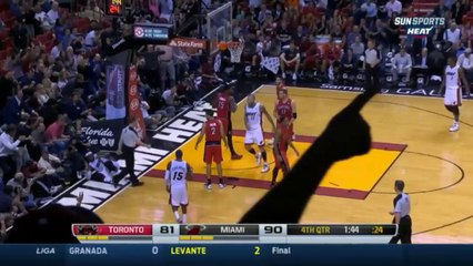 Le panier acrobatique de LeBron James avec la faute au milieu de 3 Raptors
