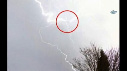 Uçağa havada yıldırım böyle çarptı