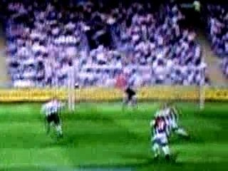 Superbe tête décroisée d'Alan Shearer