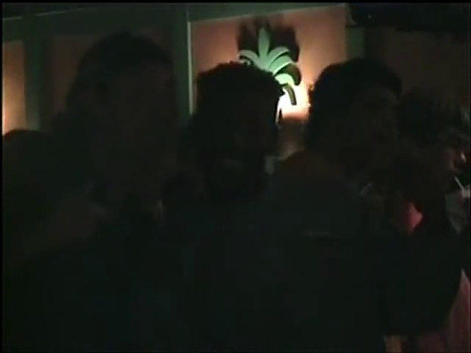 groupe de musiciens invités around the bar