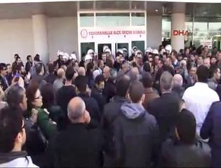 CHP’lilerin Yenimahalle İlçe Seçim Kurulu önündeki bekleyişi devam ediyor www.halkinhabercisi.com