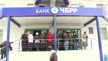 Filas nos bancos da Crimeia
