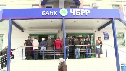 Filas nos bancos da Crimeia
