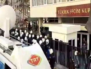 YSK önündeki seçmene TOMA'lı saldırı! www.halkinhabercisi.com