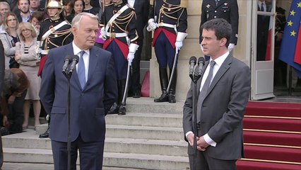 La passation de pouvoir entre Ayrault et Valls