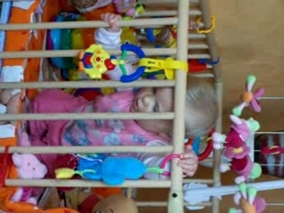 loane se met debout toute seule!