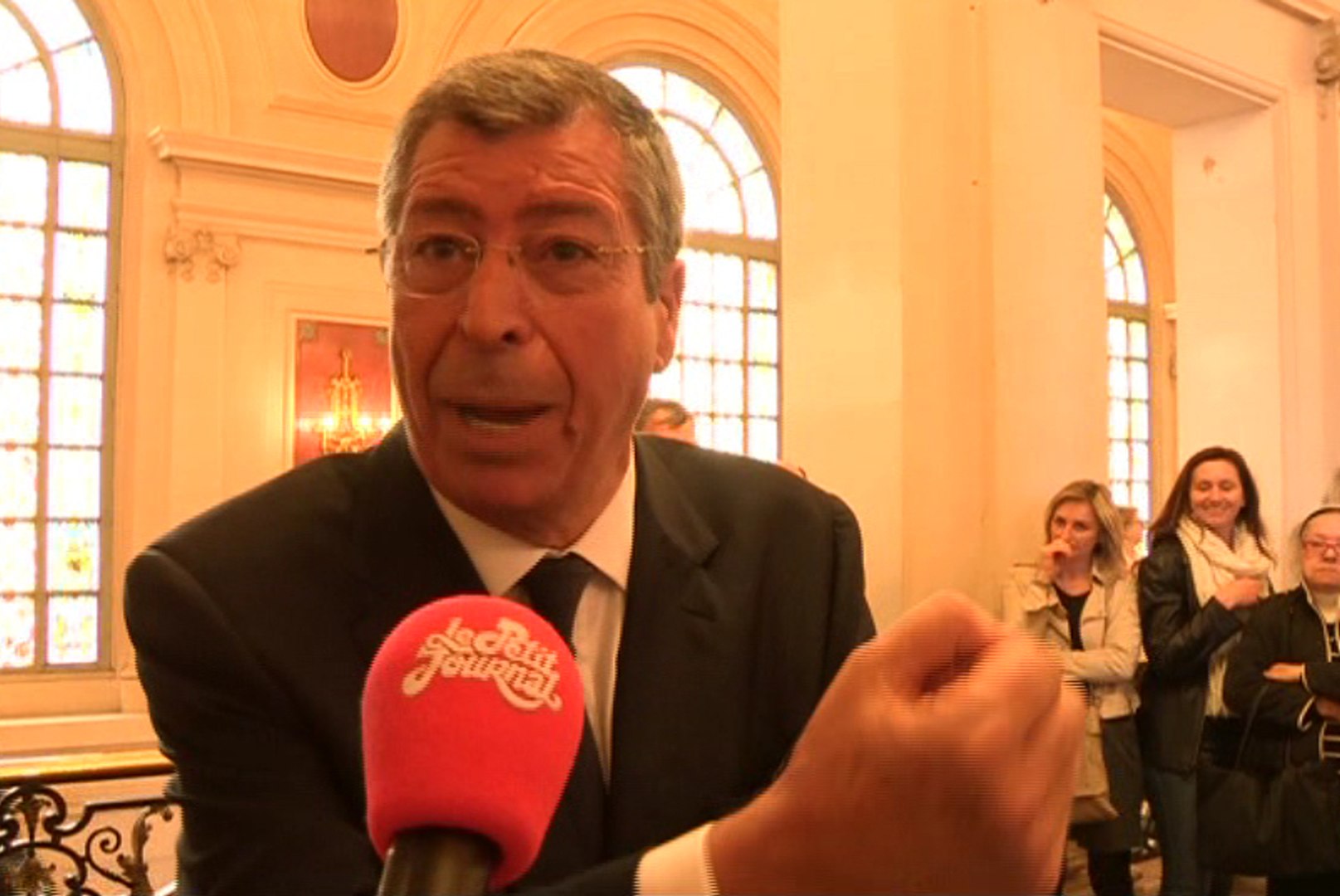 Le Bras D Honneur De Patrick Balkany Zapping Actu Du 01 04 14 Video Dailymotion