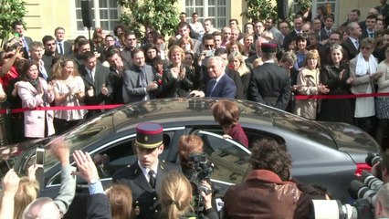 Passage de témoin à Matignon entre Ayrault et Valls