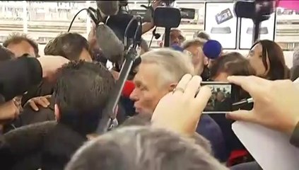 Ayrault chaleureusement accueilli à la gare de Nantes