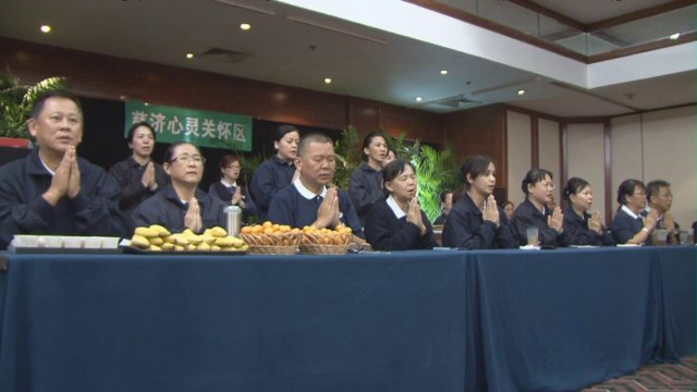 MH370 relatives pray ahead of meeting with Malaysian officials