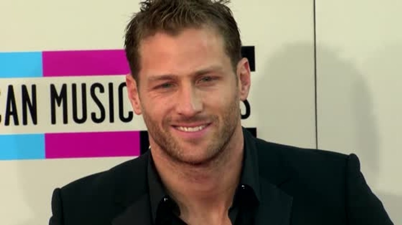Ex-Bachelor Juan Pablo Galavis wird mit einem Drink beworfen