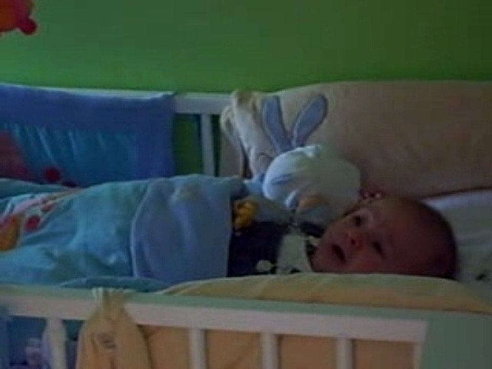 La sieste de bébé quand papa le garde